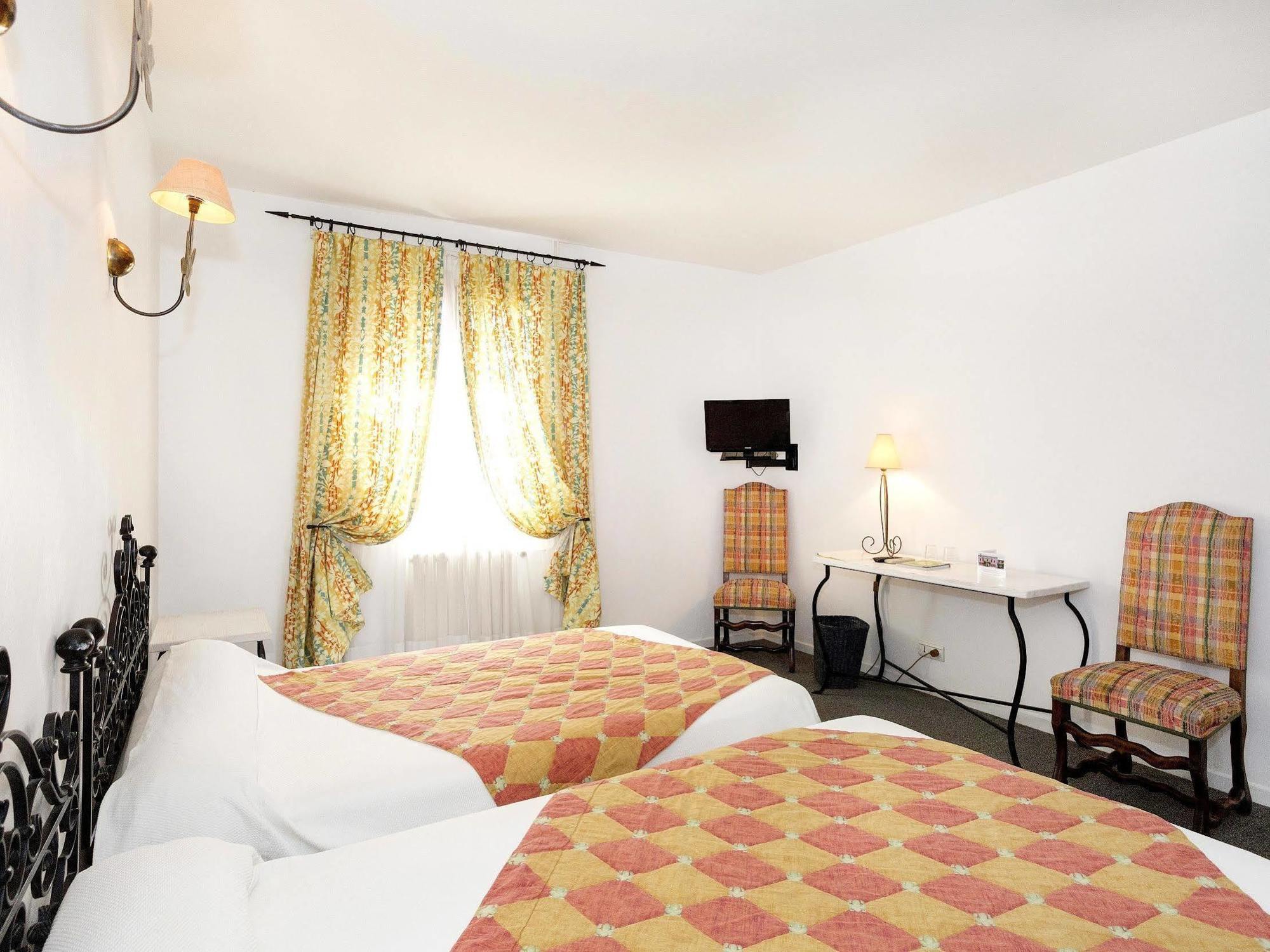 Logis Hotels - Hotel Restaurant Du Midi Ревель Екстер'єр фото