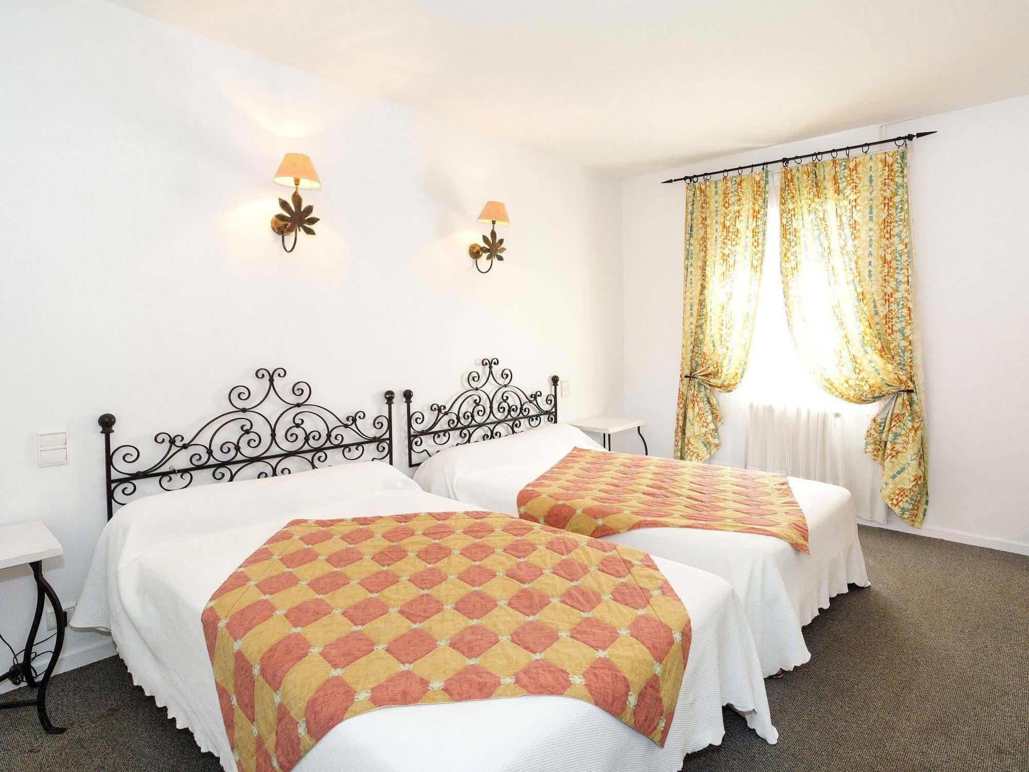 Logis Hotels - Hotel Restaurant Du Midi Ревель Екстер'єр фото