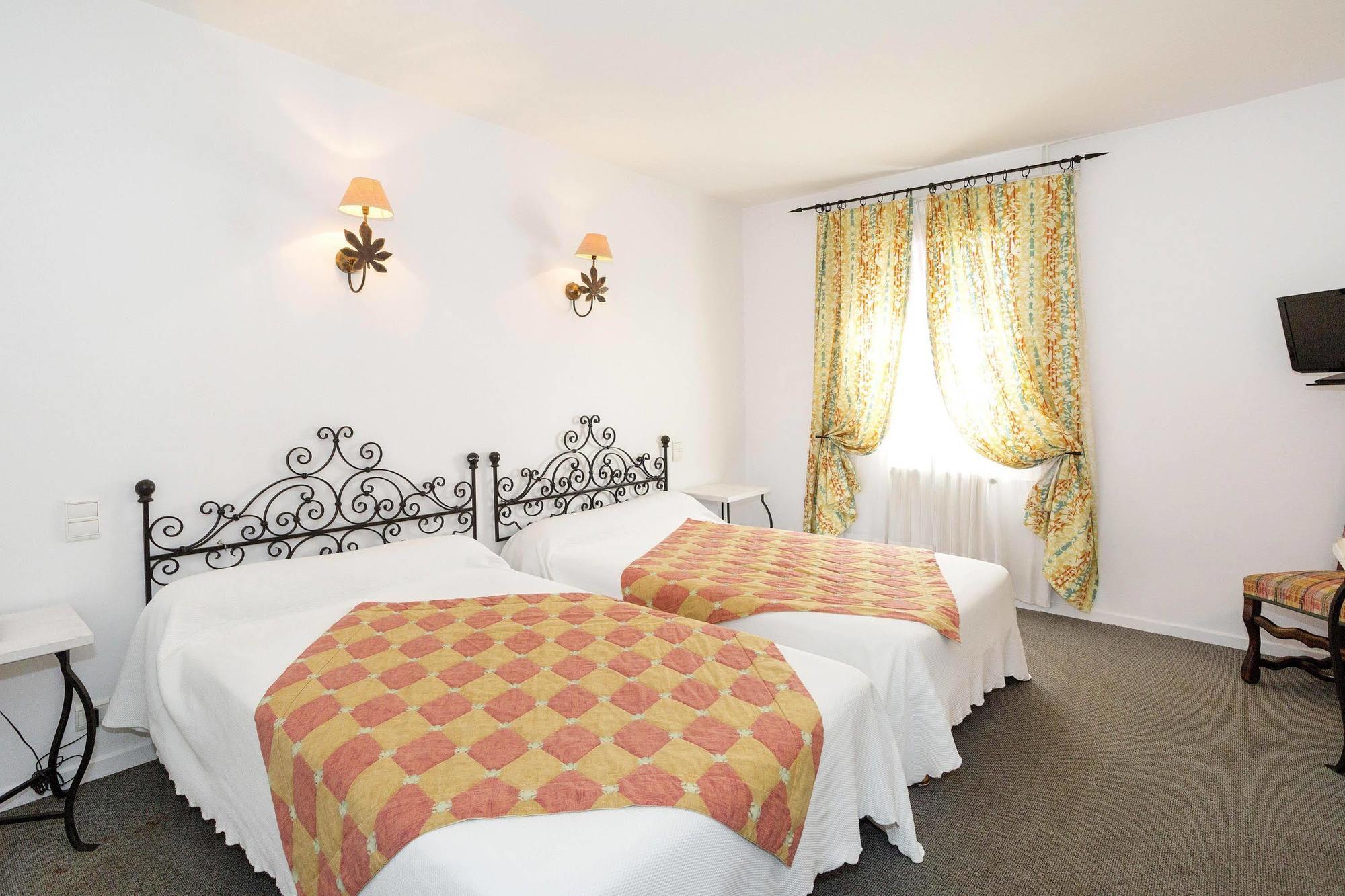 Logis Hotels - Hotel Restaurant Du Midi Ревель Екстер'єр фото